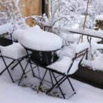 Trädgårdsmöbler i snöväder